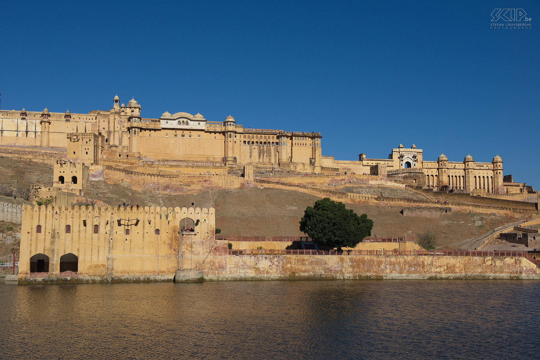 Jaipur - Amber fort The impressive Amber/Amjer fort is located 11km outside the city of Jaipur. It was built in 1592 by Raja Jai Singh I and extened by Sawai Jai Singh in red sandstone and marble. The fort is a superb example of Rajput architecture and is situated on a hill overlooking a lake. Stefan Cruysberghs